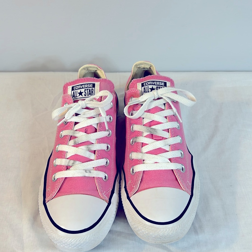 Pink Converse All Star.